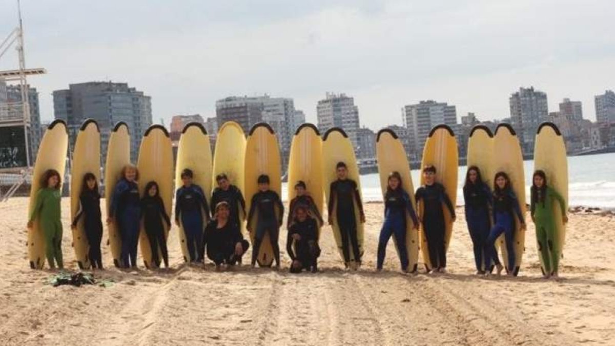 Alumnos del Compostilla, en la playa de Gijón.