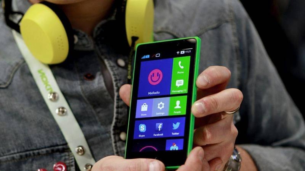 El Nokia XL, de la nueva gama de móviles de Nokia X, basada en la plataforma de sistema abierto Android