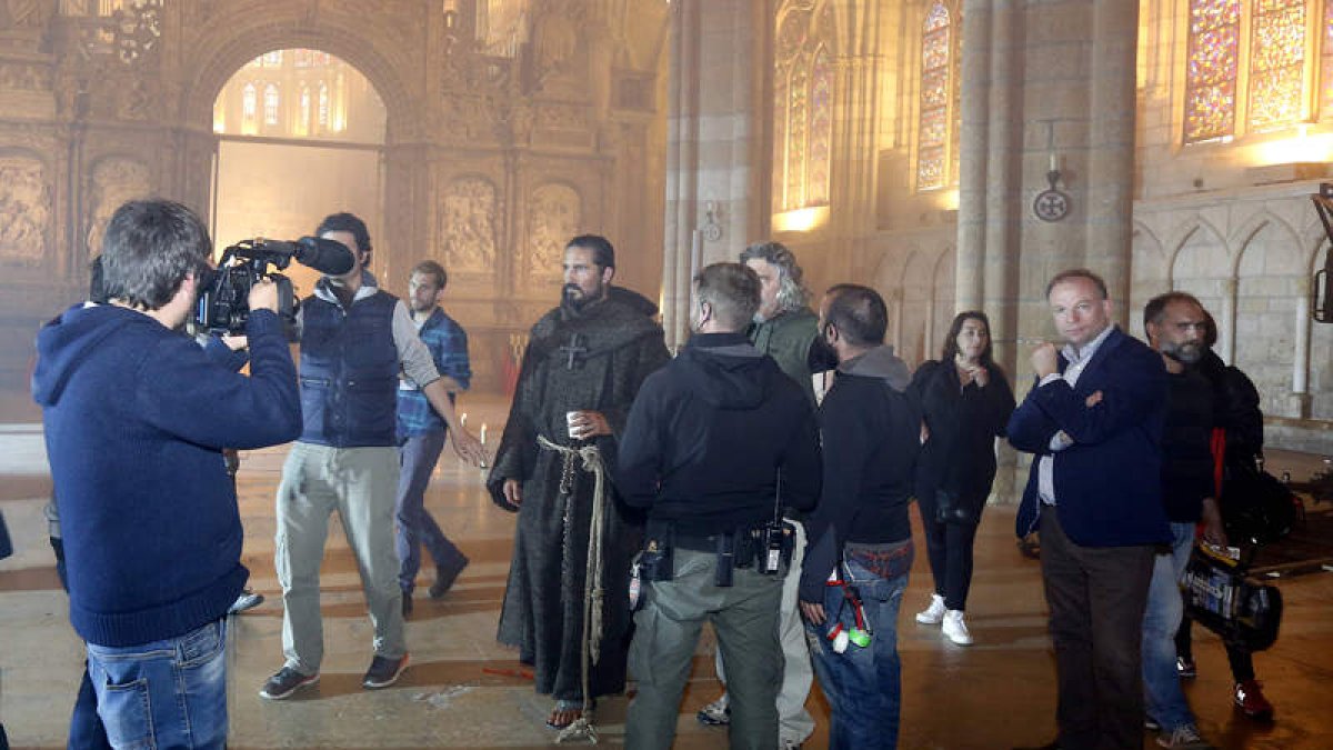 Jim Caviezel ataviado con hábito de monje en un descanso del rodaje en la Catedral. MARCIANO PÉREZ