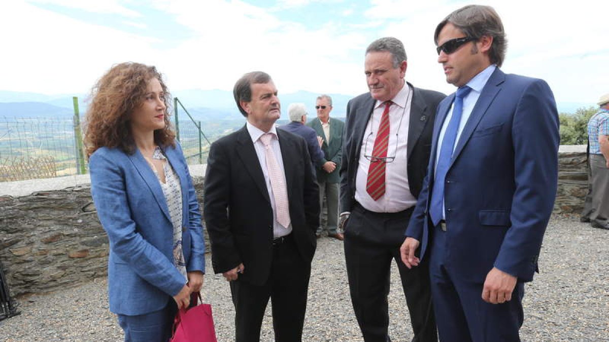 Silvia Franco junto a José Antonio Velasco, Federico Fernández y Emilio Orejas, ayer en La Peña.