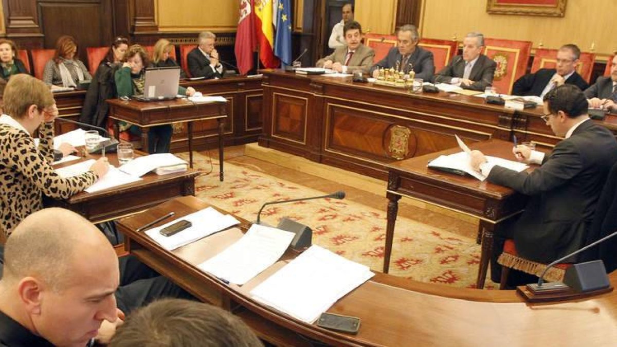 Díez, a la izquierda, tuvo un roce con Cayón, al fondo, durante el Pleno.