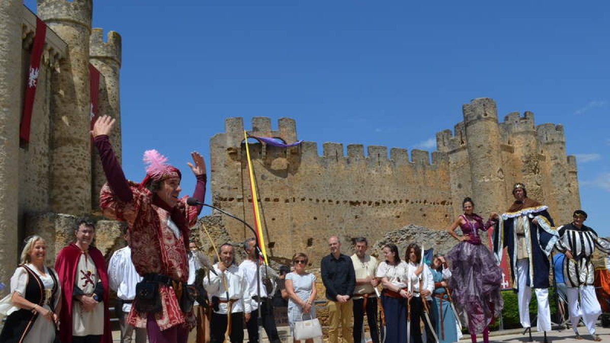 El popular juglar Crispín D’ Olot se engargó del acto inaugural del mercado. MEDINA