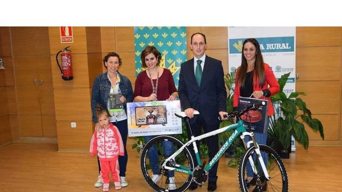 Javier López Juan entrega los premios de la Bicicleta Solidaria de Caja Rural. DL