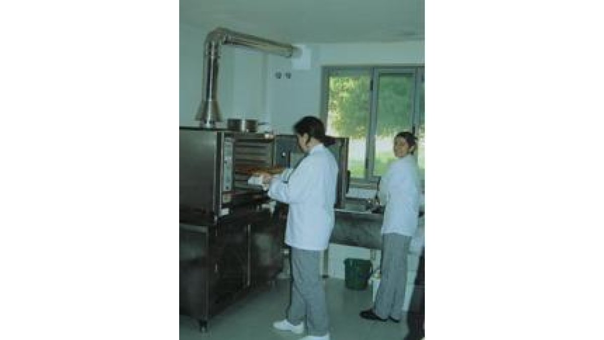 Dos de las participantes en el curso de cocina de Cáritas