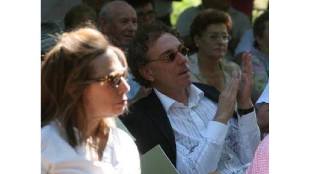 Juan Carlos Mestre encabezó el elenco de poetas.