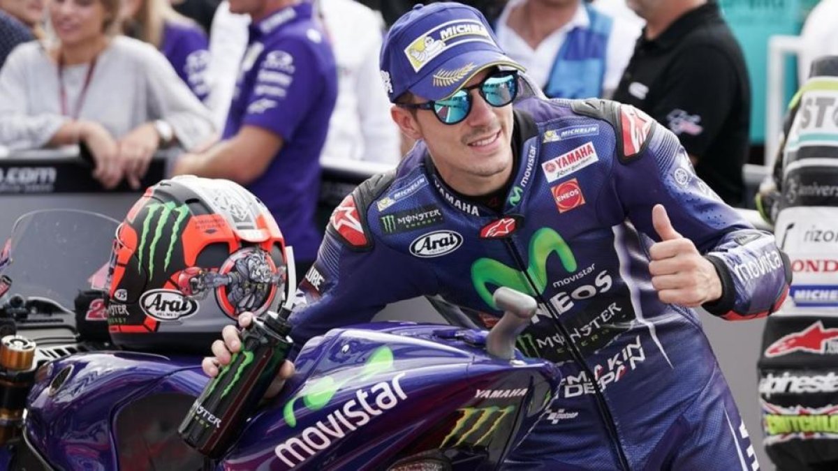 Maverick Viñales (Yamaha) celebra su pole de hoy en Misano (Italia).
