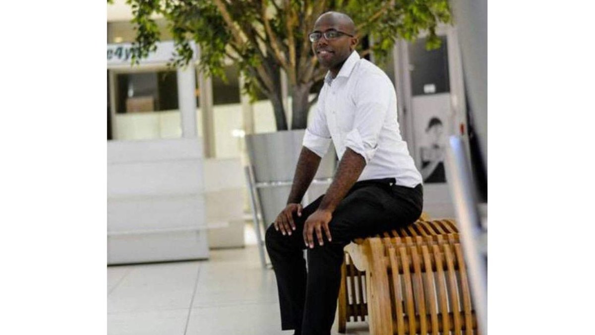 Herve Muneza a la salida del trabajo en Deloitte Mozambique.