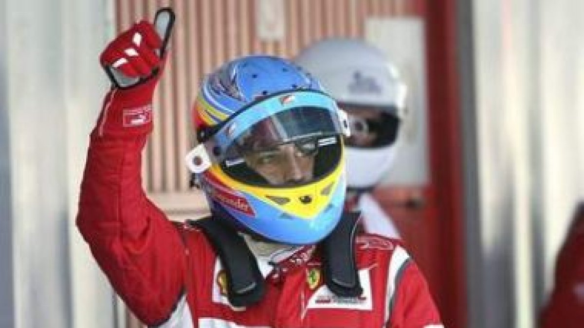 Fernando Alonso levanta el pulgar tras acabar cuarto en la clasificación de Montmeló.