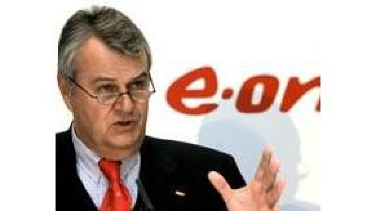 El directivo de E.ON, Wolf Bernotat, durante la rueda de prensa que ofreció ayer en Madrid