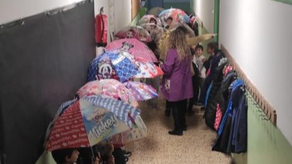 La protesta de los paraguas abiertos, este jueves. DL