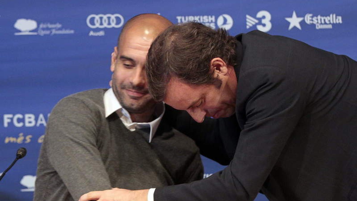 Rosell abraza a Guardiola tras la rueda de prensa en la que se anunció la marcha del técnico.