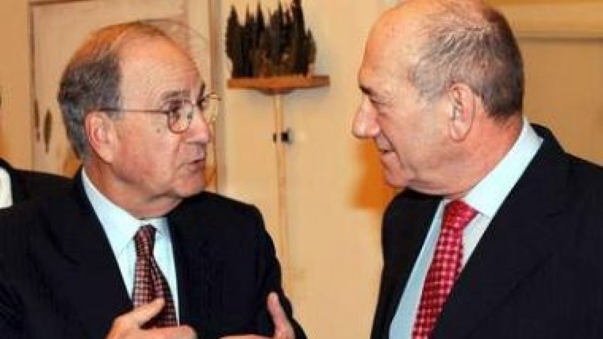 El enviado especial de Estados Unidos para Oriente Medio, George Mitchell, conversa con Ehud Olmert