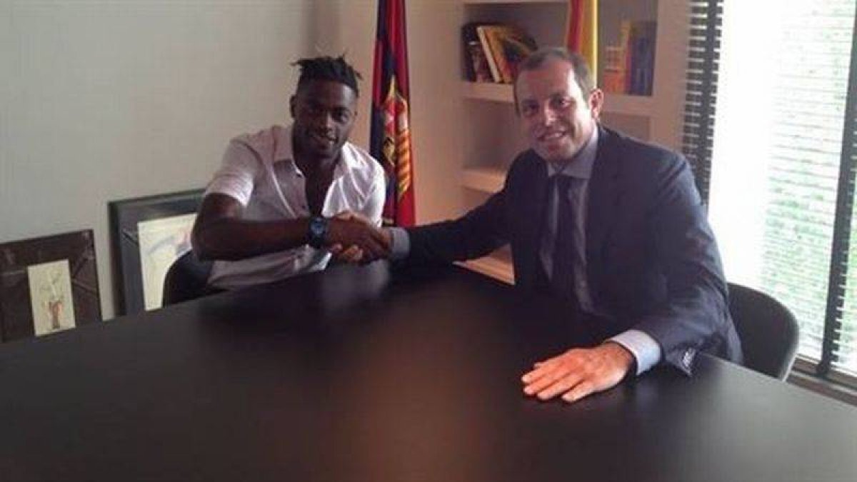 Song y Rosell escenifican el acuerdo entre jugador y club.