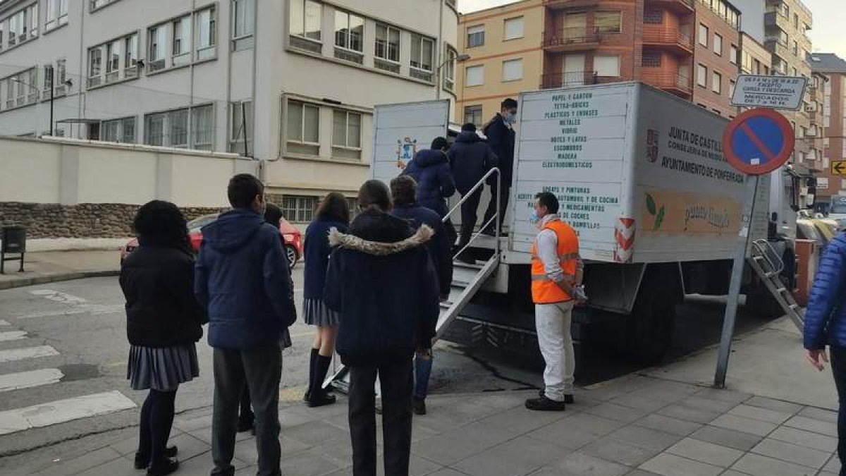 Alumnos del colegio La Inmaculada de Ponferrada en su visita al camión del Punto Limpio. DL