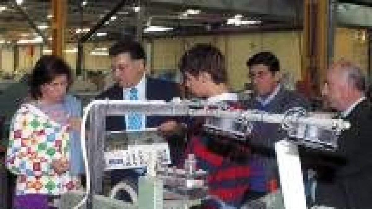 La diseñadora de moda atiende las explicaciones técnicas en la imprenta de Everest