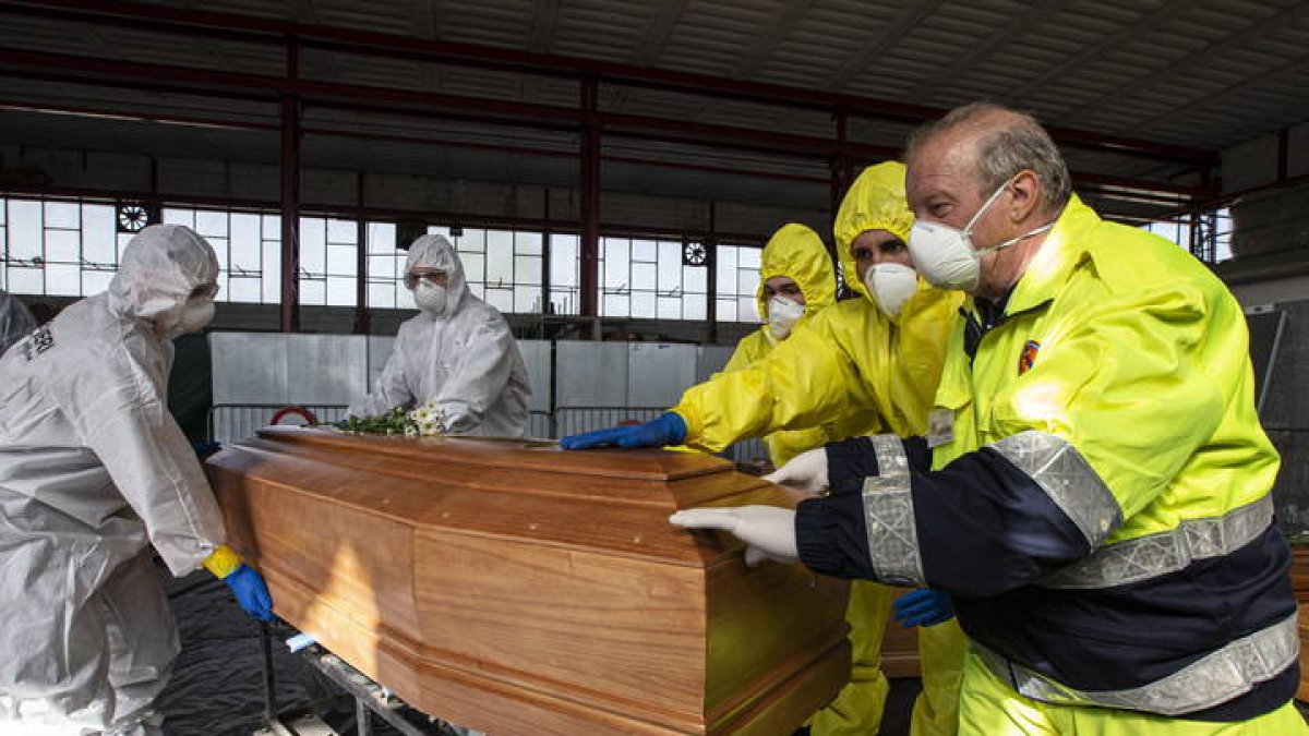 Imagen de trabajadores de Protección Civil y el Ejército en Italia. MARCO OTTICO