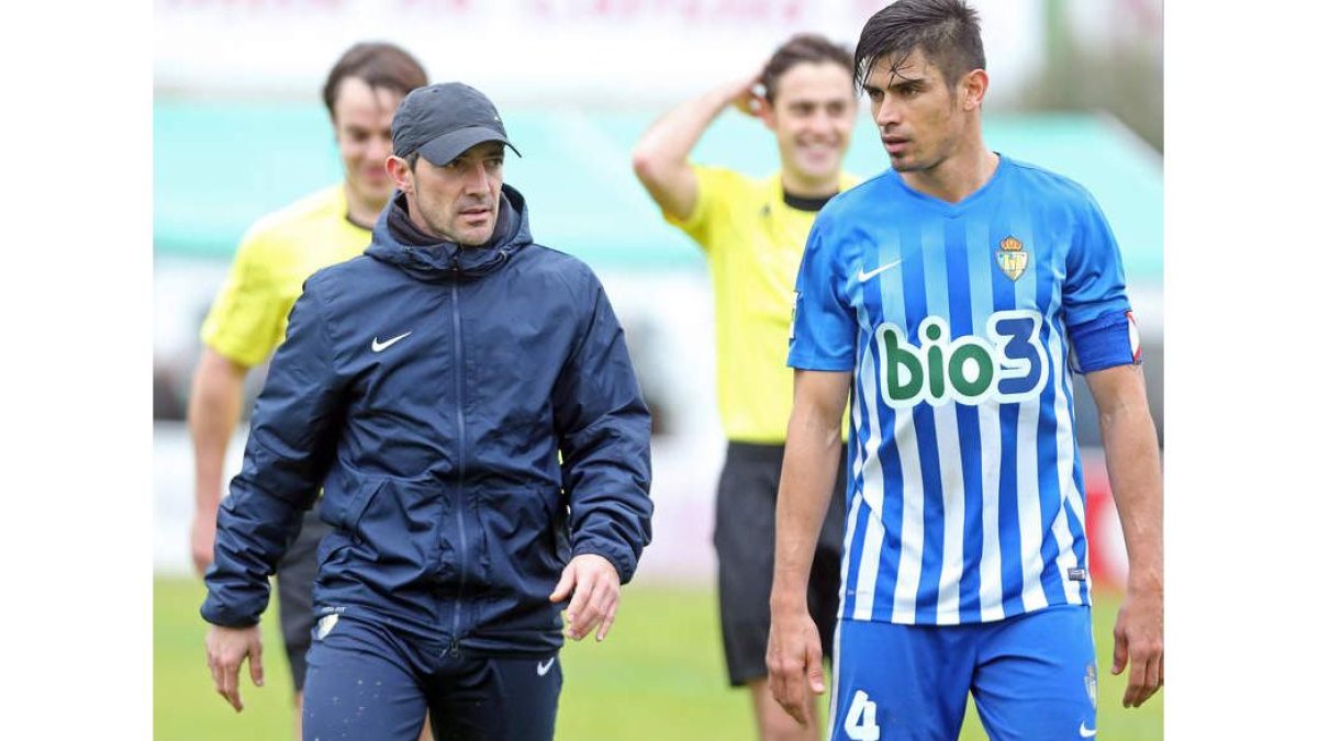 Pedro Munitis, a la izquierda, abandona el estadio de O Vao junto a Xisco Campos. MARTA G. BREA