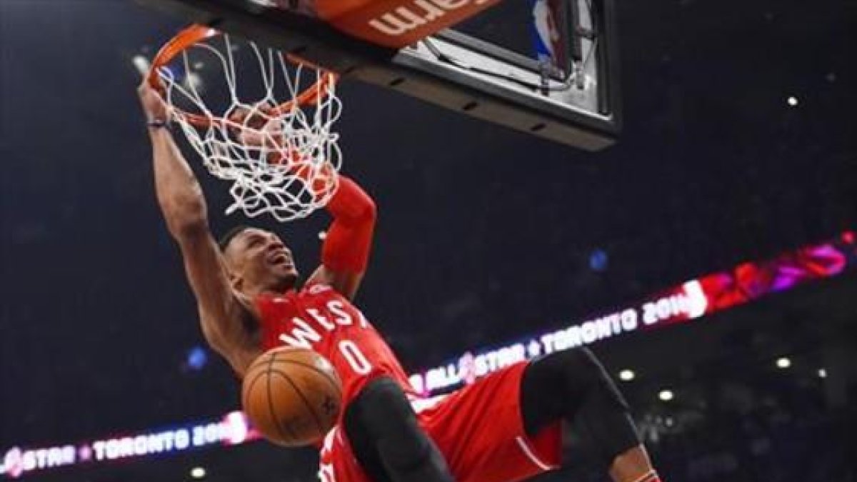 Westbrook se sujeta a la canasta tras realizar un mate.