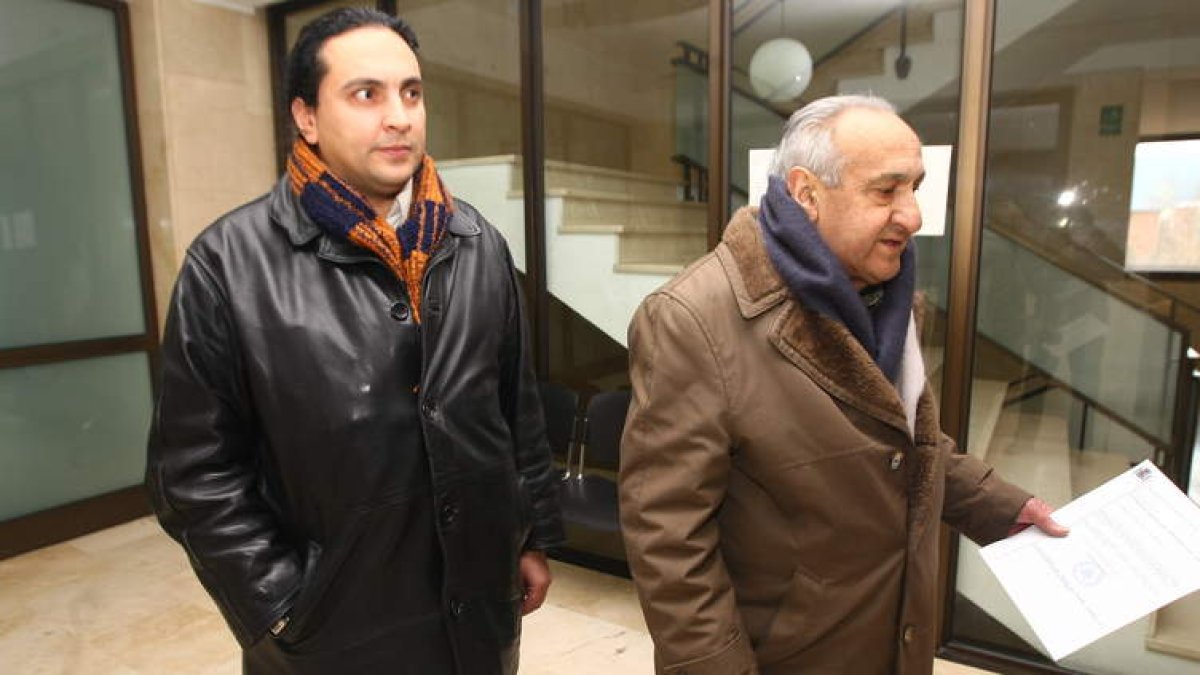 El denunciante, Luis Prada, en su comparecencia en los juzgados, acompañado de su hijo, tras abandonar el hospital.