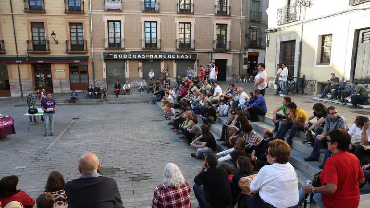 Asamblea del consejo ciudadano de Podemos León en la plaza de Don Gutierre.