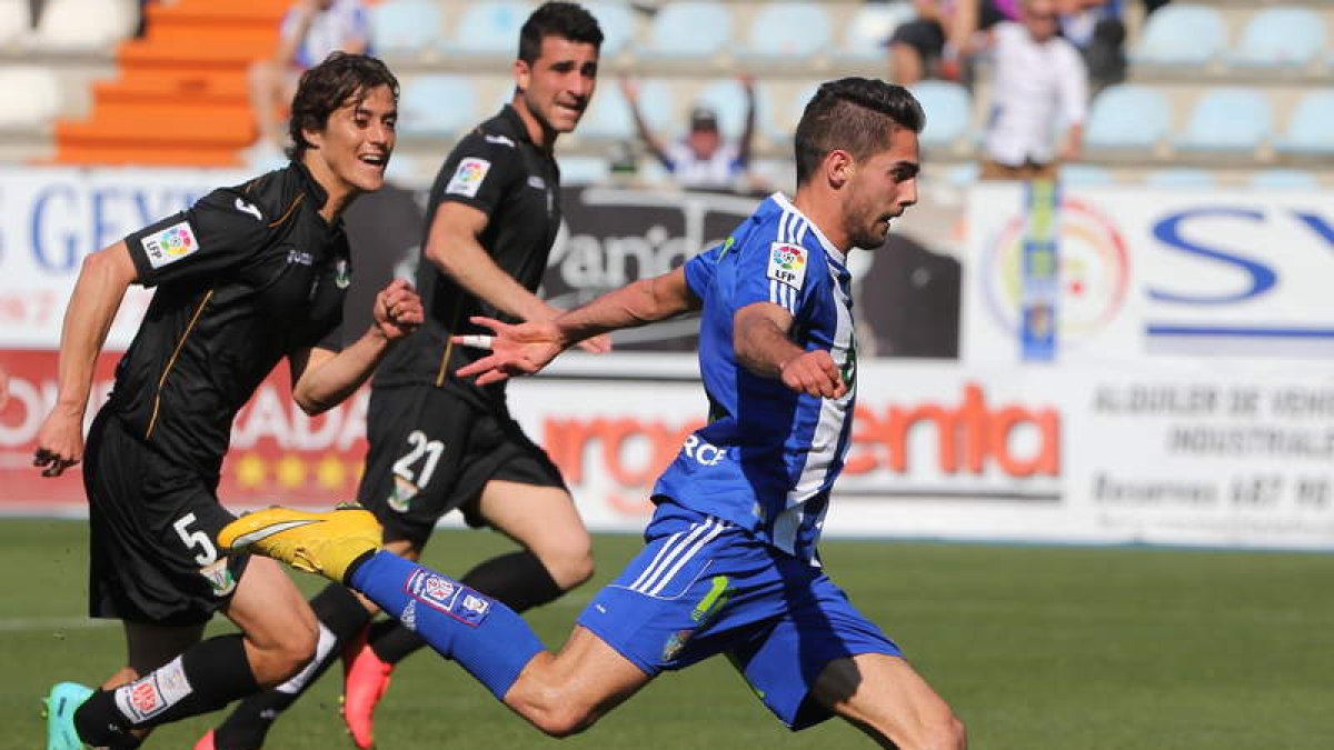 Sobrino, derecha, se lleva el balón en el partido de la pasada campaña ante el Leganés.
