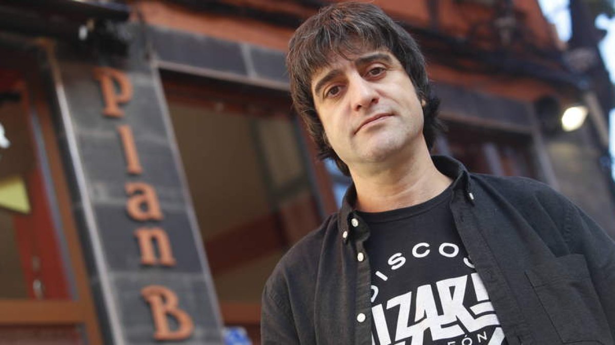 Mario Álvarez ofrece mañana en El Gran Café un concierto en el que repasará su repertorio desde sus inicios hasta hoy. RAMIRO