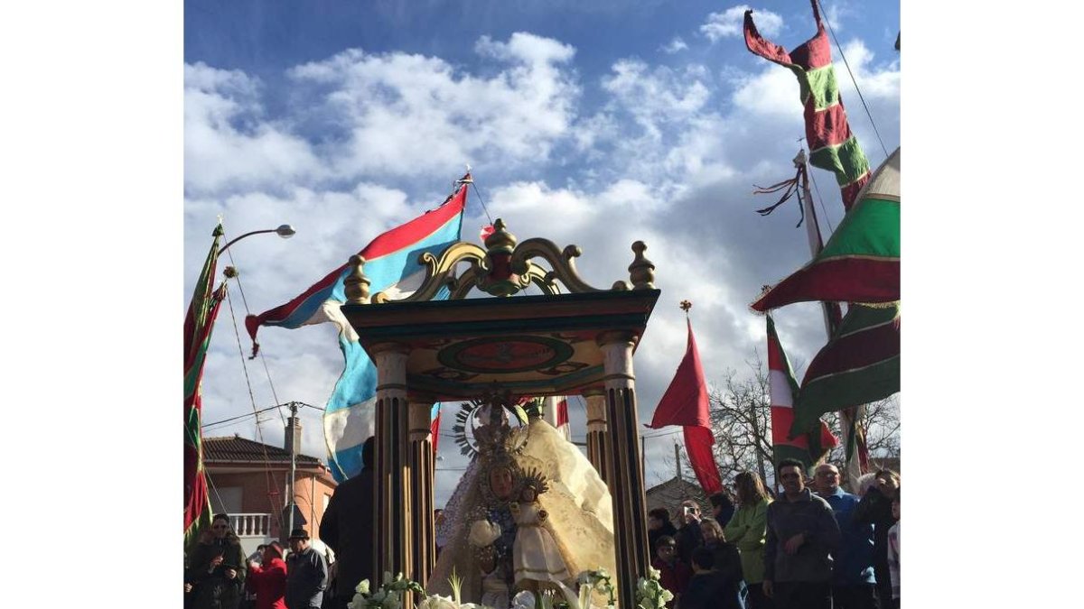 Los pendones arropan la popular acogida de la patrona. DL