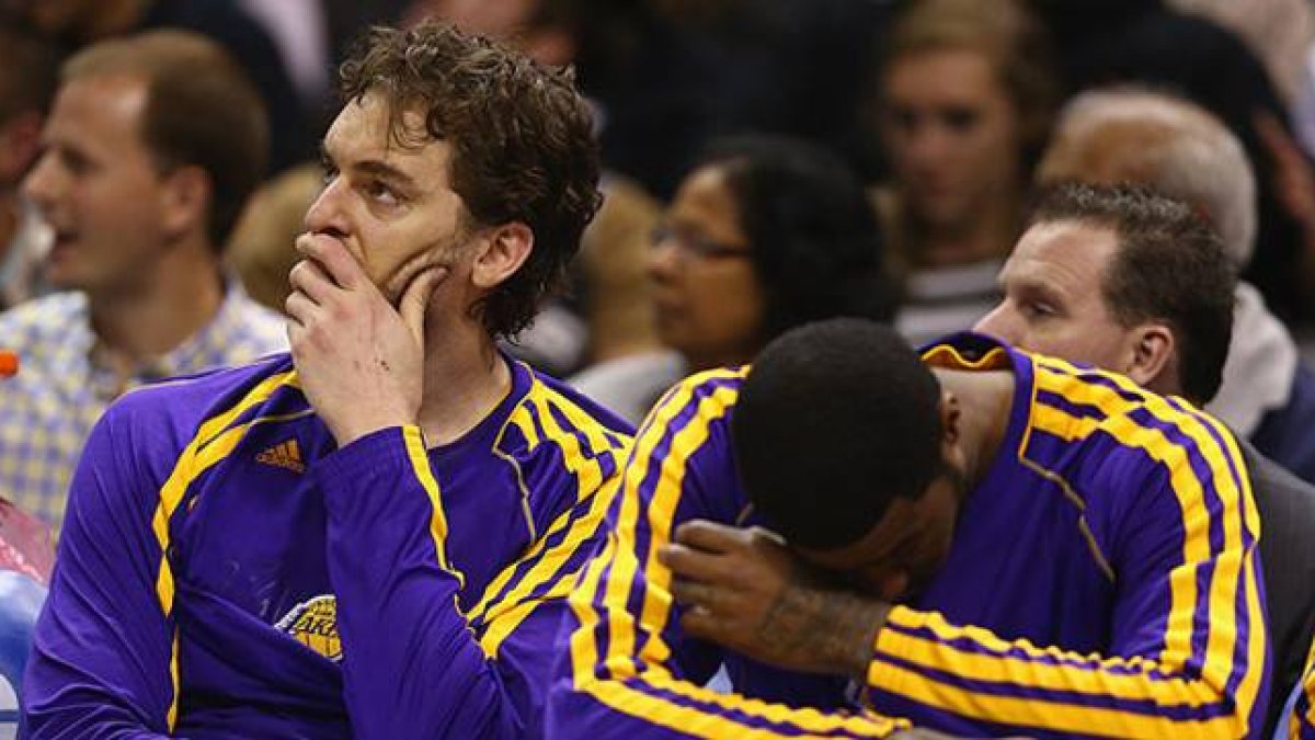 Pau Gasol y Earl Clark, abatidos, en los minutos finales del partido.