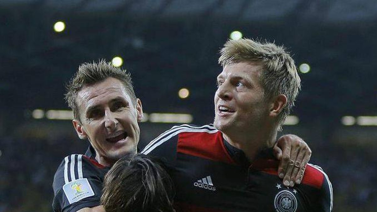 Sami Khedira, Miroslav Klose y Toni Kroos celebran un gol de Alemania.