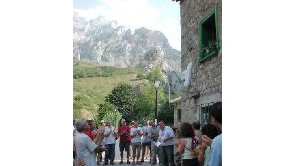La placa de la calle de El Cainejo fue descubierta ayer por la tarde con la montaña de fondo