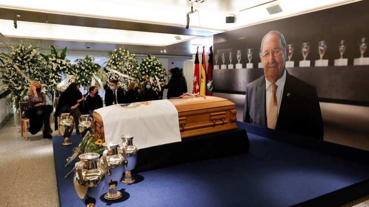 Familiares y allegados en la capilla ardiente de Francisco Gento en el palco de honor del Bernabéu. ZIPI