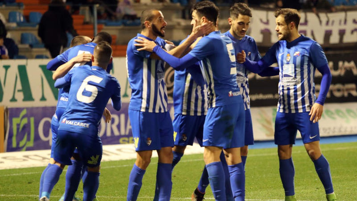 Los jugadores de la Deportiva celebran el tanto logrado por Yuri ante el Fuenlabrada. ANA F. BARREDO