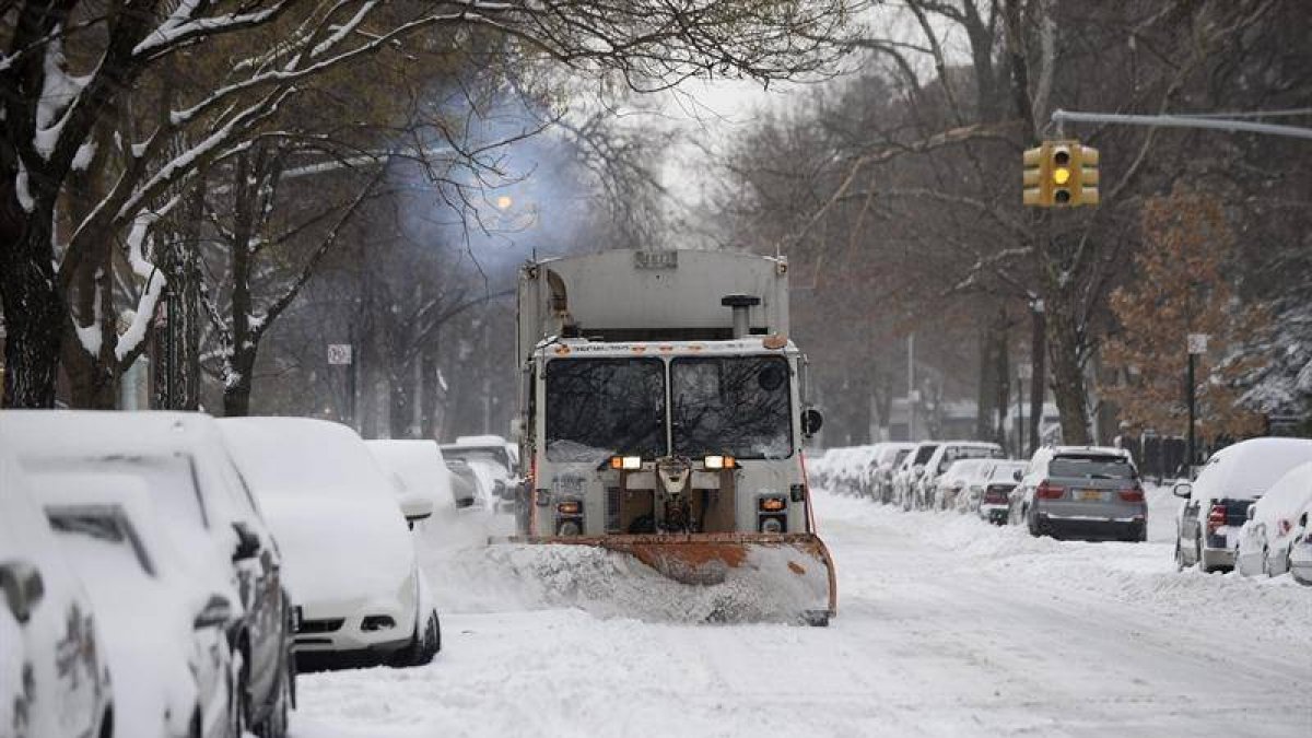 Una máquina quitanieves trabaja en una calle de Nueva York, Estados Unidos