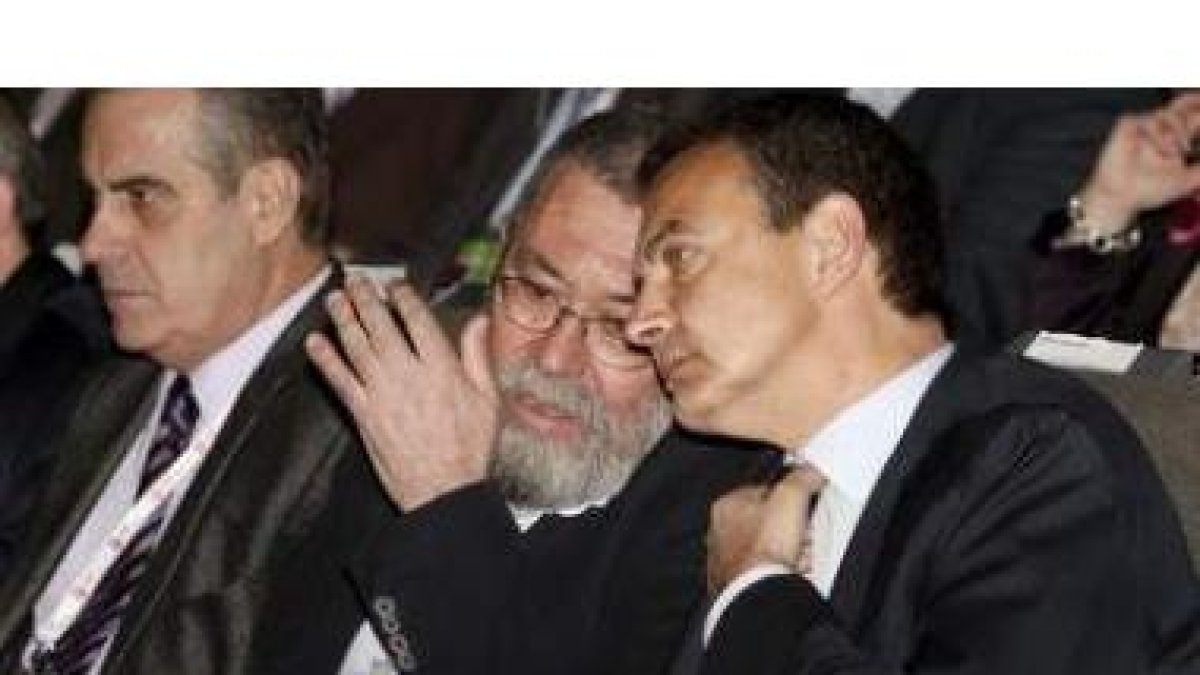 El líder de UGT, Cándido Méndez, junto a Zapatero el año pasado en el 40 Congreso Confederal del sin