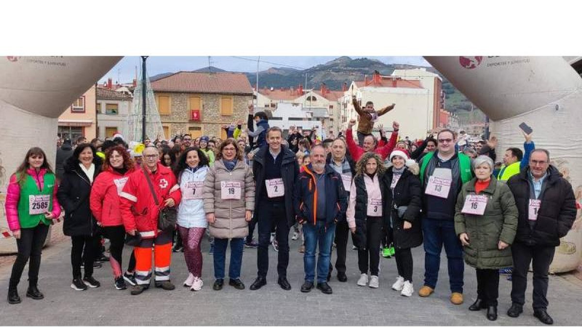 Instantes previos a la salida de una multitadinaria San Silvestre Roblana. DL