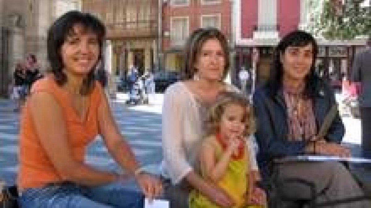 Raquel López, Fernanda Valcarce y Eva Fernández colaboran con la asociación bañezana