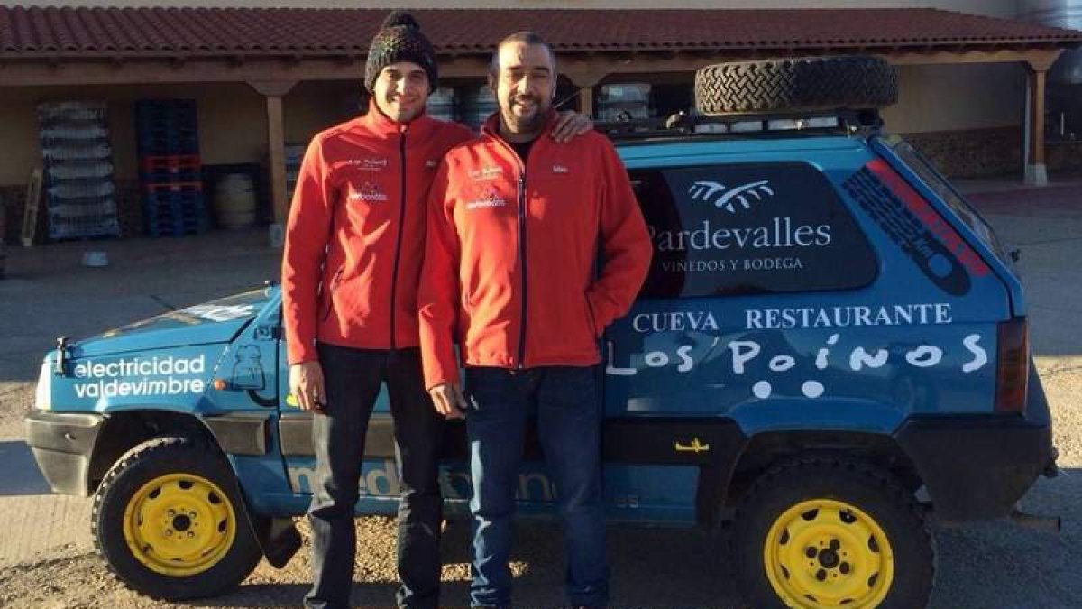Nico junto a su hijo Álex delante del Fiat Panda con el que participarán en el raid por Marruecos. DL
