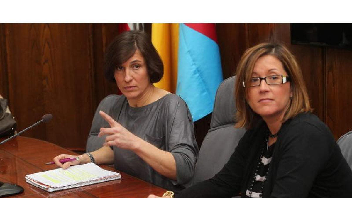 La edil Cristina López Voces, ayer junto a una de las técnicos del área de Medio Ambiente.