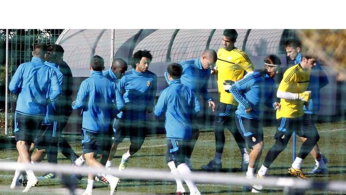 Los jugadores del Real Madrid se ejercitan hoy en la ciudad deportiva de Valdebebas antes de partir hacia Ponferrada. La expedición blanca tiene prevista su llegada a la capital berciana a última hora de la tarde.