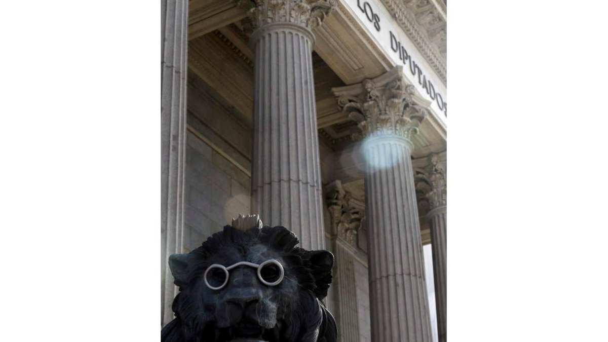 Los leones del Congreso han lucido gafas para celebrar los actos del IV Centenario de Cervantes