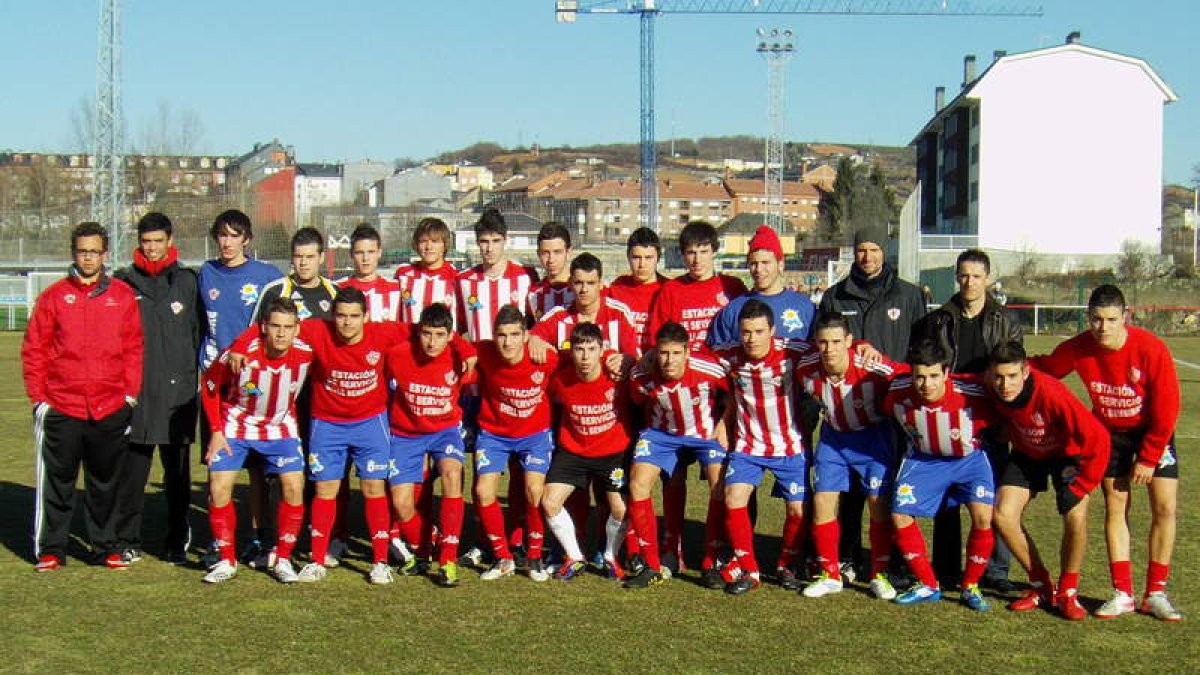 Formación de la plantilla del Atlético Bembibre que logró el ascenso a la Liga Nacional Juvenil.