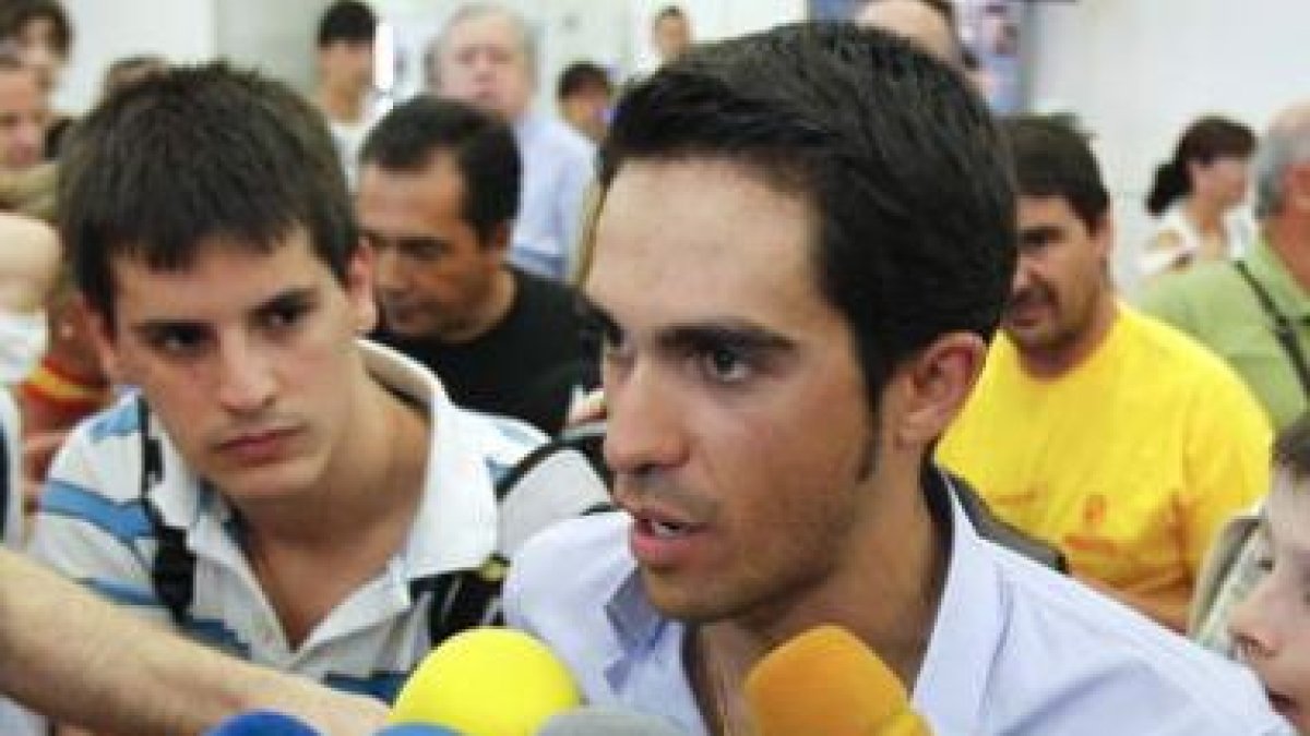 Contador atiende a los periodistas a su llegada a Madrid.