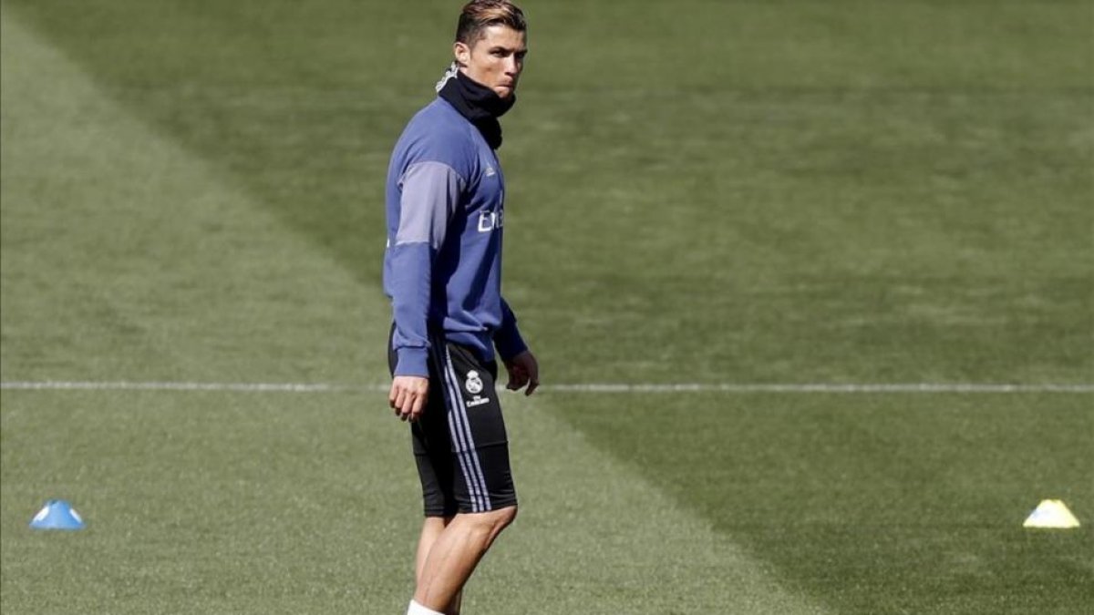 Cristiano Ronaldo, durante el entrenamiento de este viernes en Valdebebas.