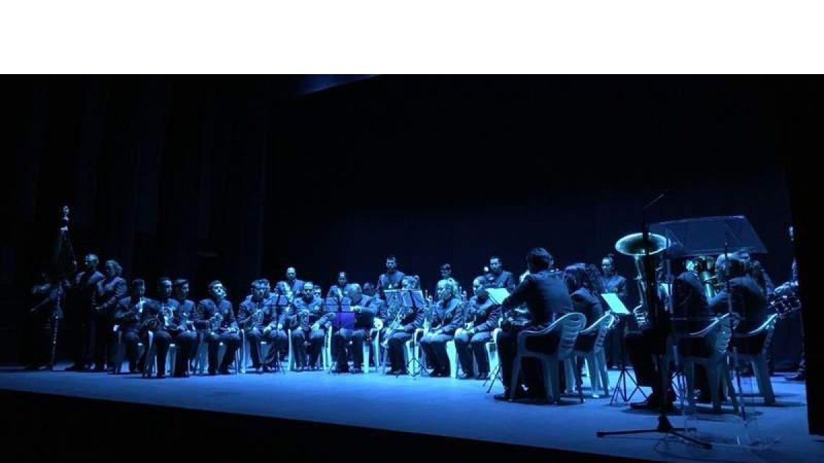 La banda de cornetas y tambores del Jesús de Marchena, de Sevilla, actúa en el Gullón. A.V.