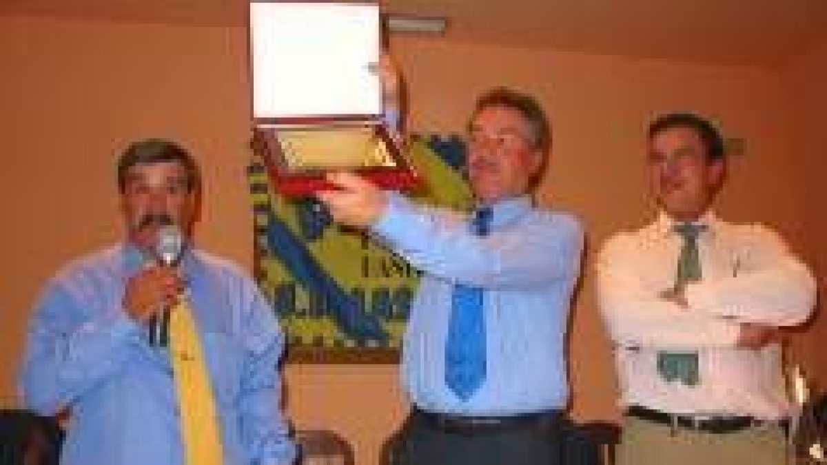 Juan Ruiz, directivo de la UD Las Palmas, muestra la placa de la peña
