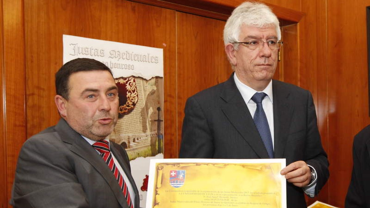 Busto entregó ayer al rector el pergamino que le designa como mantenedor de las Justas.