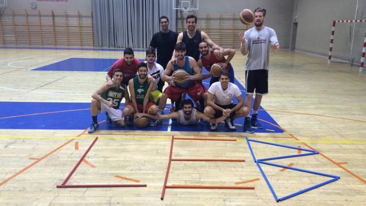 La plantilla del Agustinos E.Leclerc en su último entrenamiento antes de pujar por la LEB-Plata.