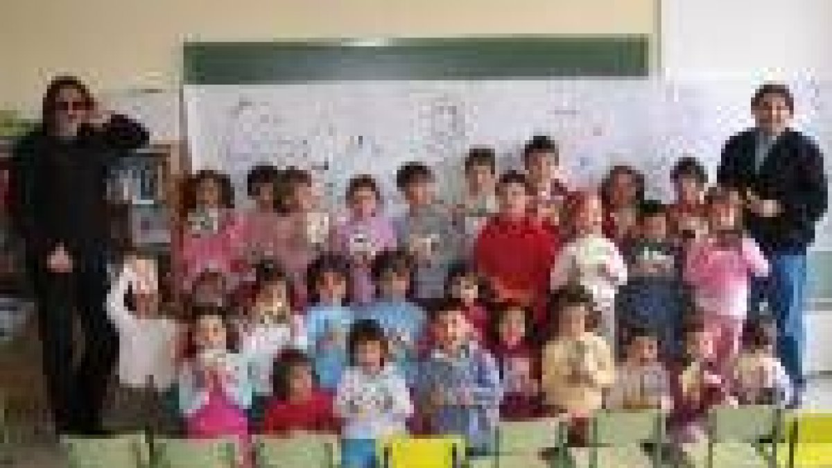 Los niños del CRA de Bustillo junto a Lolo (izquierda) y Juárez (derecha)