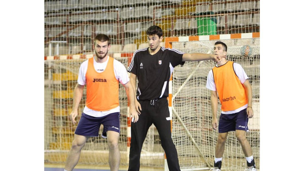 Leonardo Almeida y Matej Asanin, en primer plano, durante un entrenamiento del Ademar.