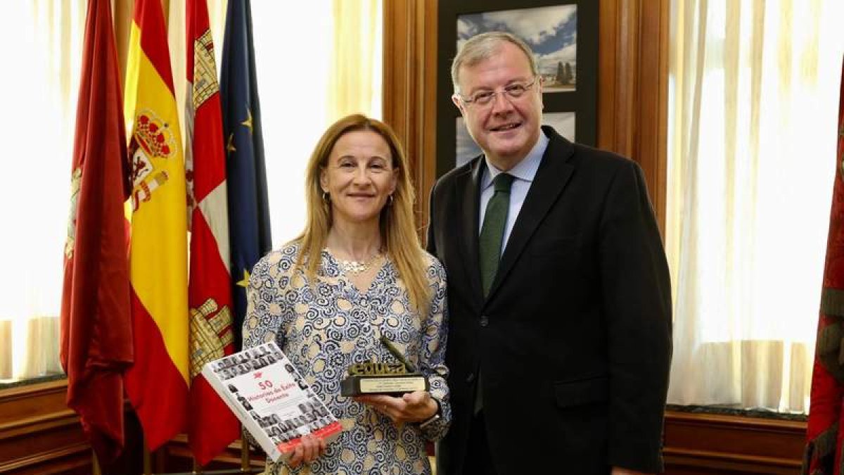 El alcalde, con la maestra del colegio Maristas San José. DL